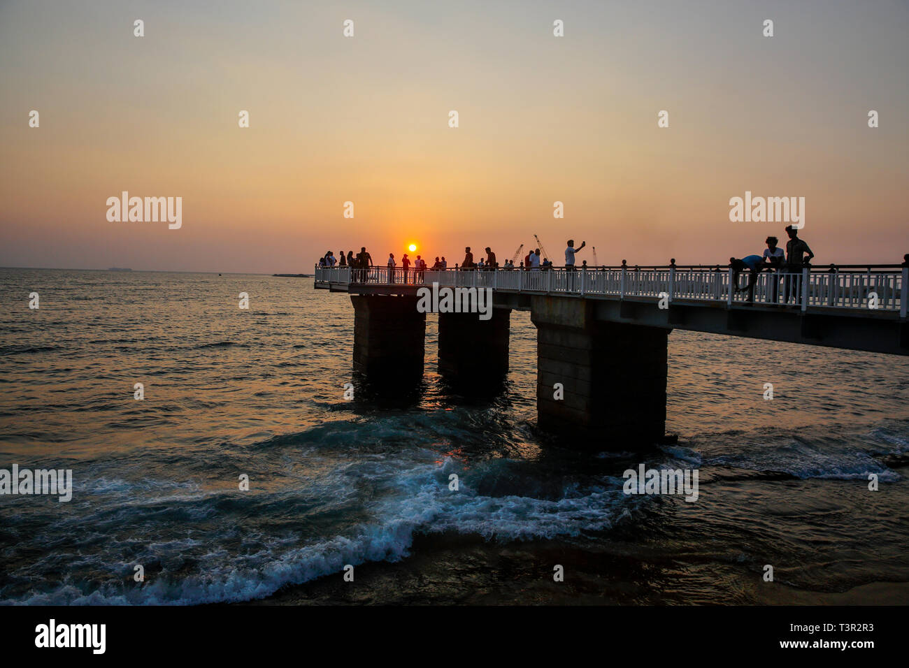 Il turista a godere il tramonto a Galle Face spiaggia a Colombo, Sri Lanka. Foto Stock