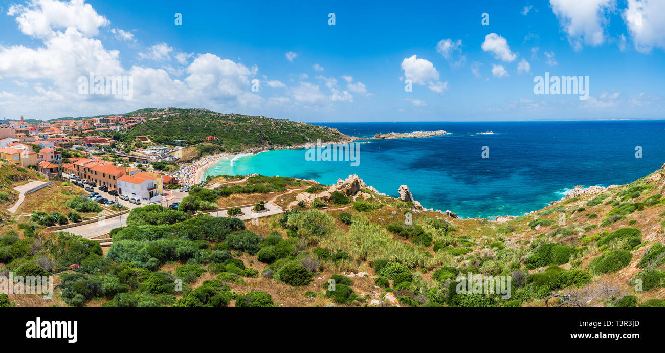 Paesaggio con Santa Teresa di Gallura e la spiaggia di Rena Bianca, Nord Sardegna, Italia Foto Stock