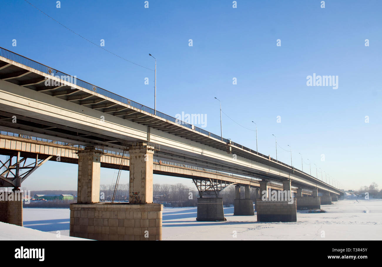 Ponte sopra il fiume congelato. Scena invernale Foto Stock