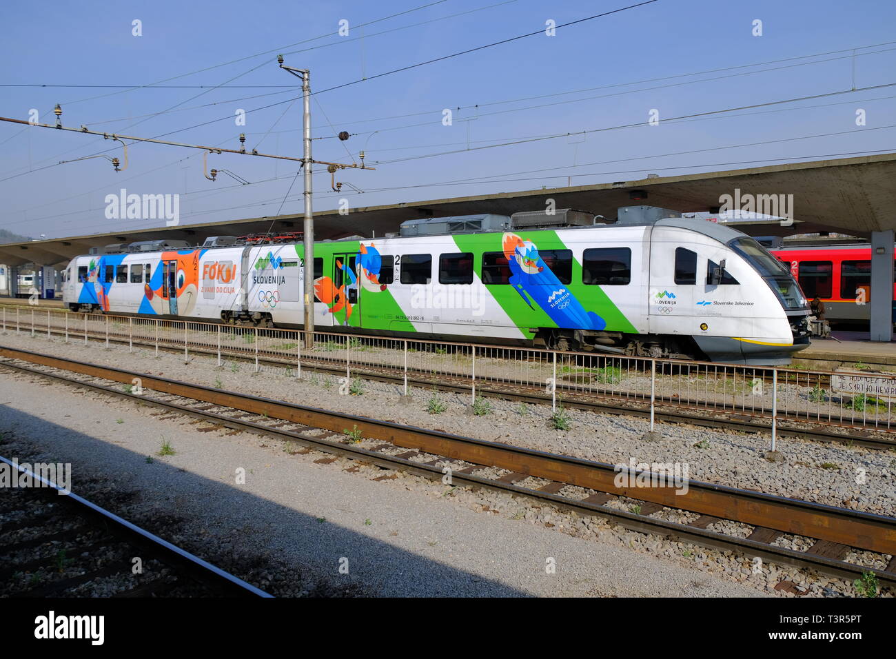Treno sloveno con il design del National Olimpiadi invernali team seduti a Ljubljana alla stazione ferroviaria. Con Foksi la mascotte in varie discipline Foto Stock