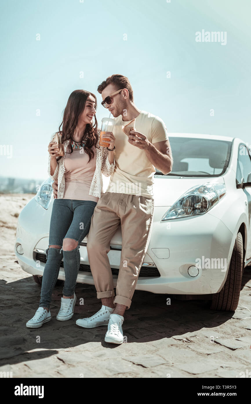 Positivo il piacere giovane appoggiato su di loro auto Foto Stock