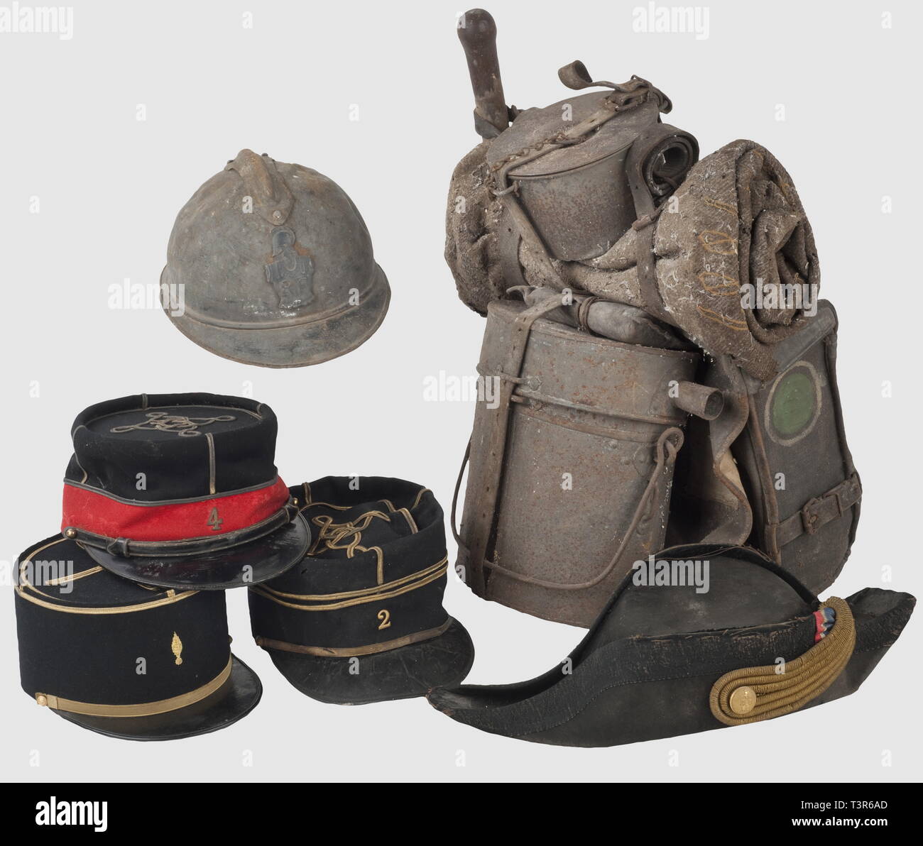 TROISIEME REPUBLIQUE 1870-1914, lotto Génie, Képi foulard de sous-tenente de la 4ème Compagnie du service des chemins de fer en campagne à bandeau rouge, Turbante et calot noirs, galons o et chiffre '4' métallique sur l'avant du bandeau, dessous de visière en marocain vert, basane en Cuir brun et intérieur en soie rose, avec sa jugulaire de grande tenue 1881 en Cuir, soutaches partiellement décousues et ayant perdu leur dorure. Képi 1900 de Il tenente du 2ème régiment du Génie, entièrement en drap noir à soutaches o, chiffre en métal doré imita, Additional-Rights-Clearance-Info-Not-Available Foto Stock
