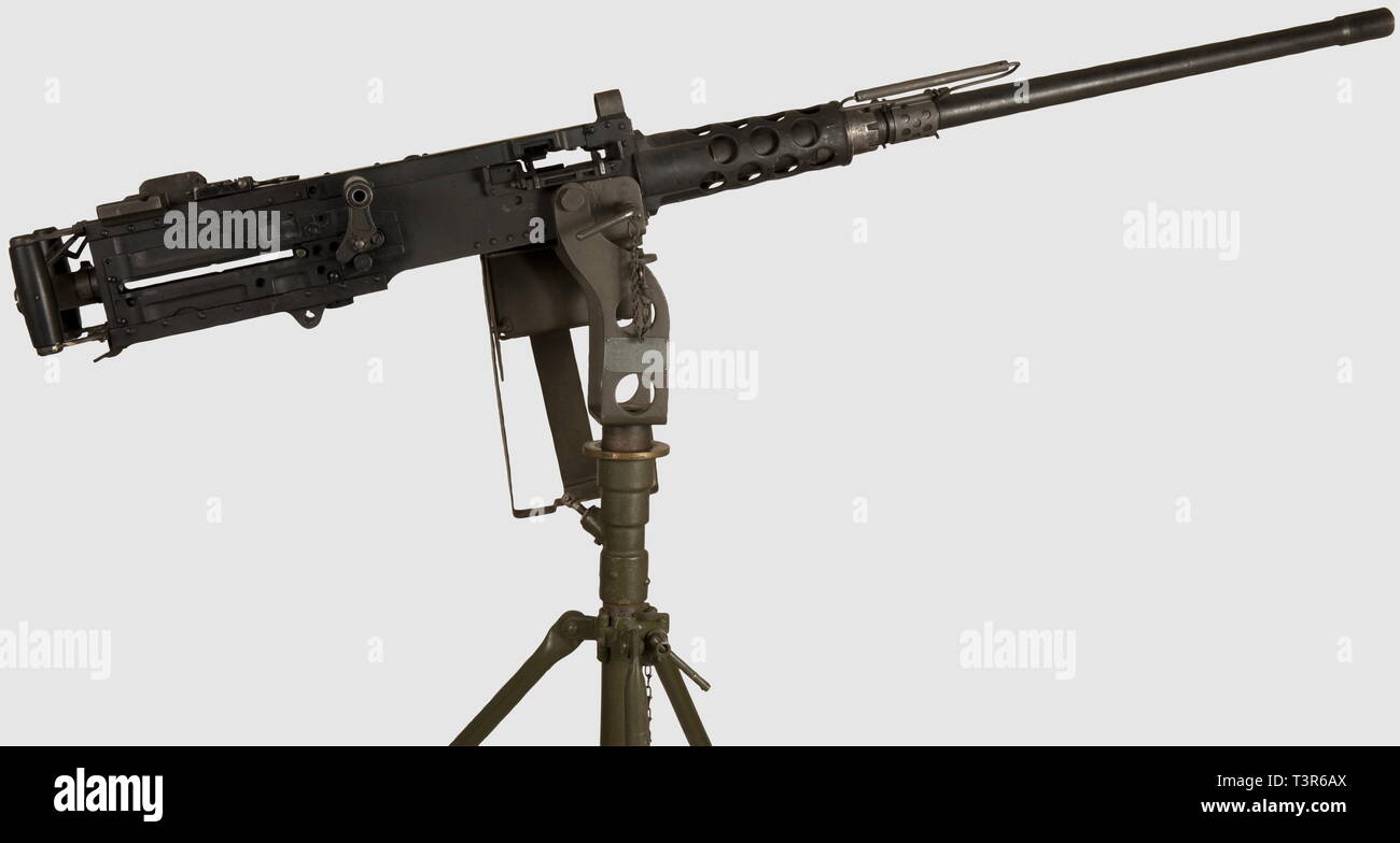 ARMES A FEU, Mitrailleuse Browning M2 HB, caliber .50 (12,7 mm), No.D120, Tess. Elevato standard, modifiée RIA, époque 2ème Guerre mondiale avec griglia postérieure AA, trépied M3 complet avec la placca fabricant datée 1944, élévatine (bloc de pointage) et cappella perno, estensione antiaérienne avec trépied et supporto de boîte de munizioni ("base"), Tess. Heintz 1943, sul giunto onu sac en toile pour récupération des étuis et onu cache-Flames. Etat proche du neuf, Editorial-Use-solo Foto Stock