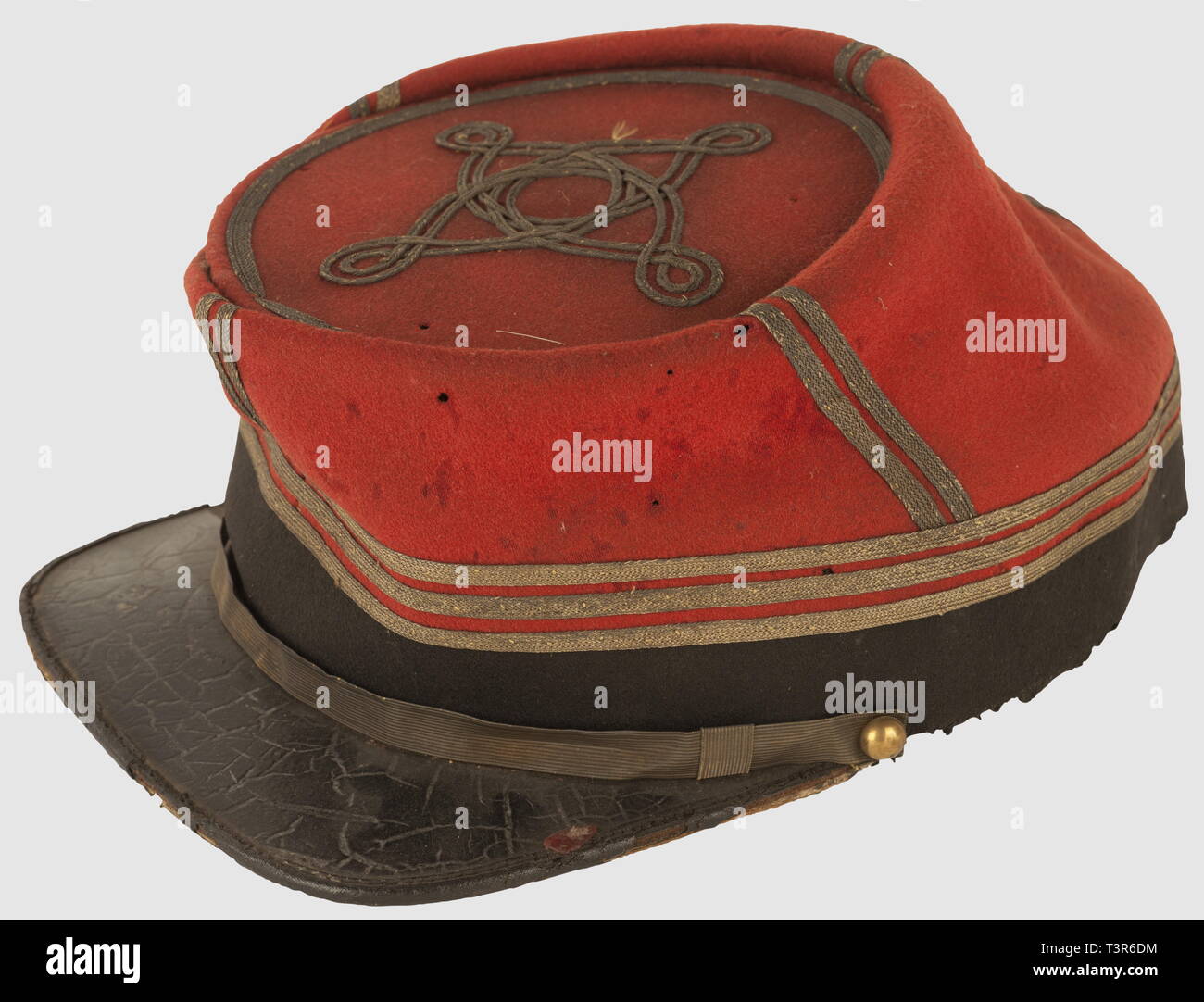 SECONDE REPUBLIQUE ET secondo impero 1848-1870, Képi de capitaine d'onu Régiment d'Infanterie de ligne, ou d'onu régiment de zouaves, vers 1870. Coiffe en drap garance, bandeau de drap noir, galons, soutaches en fil d'or, jugulaire postiche en galon métallique doré, fissazione à la coiffe par clous dorés, visière carrée en Cuir verni noir, doublée en maroquin vert, base de la coiffe interne en maroquin brun. Hauteur 10,5 cm. Bon état général, trous de acari dans la coiffe et à la base du bandeau, doublure en soie noire de la coiffe remplacée, manque l, Additional-Rights-Clearance-Info-Not-Available Foto Stock