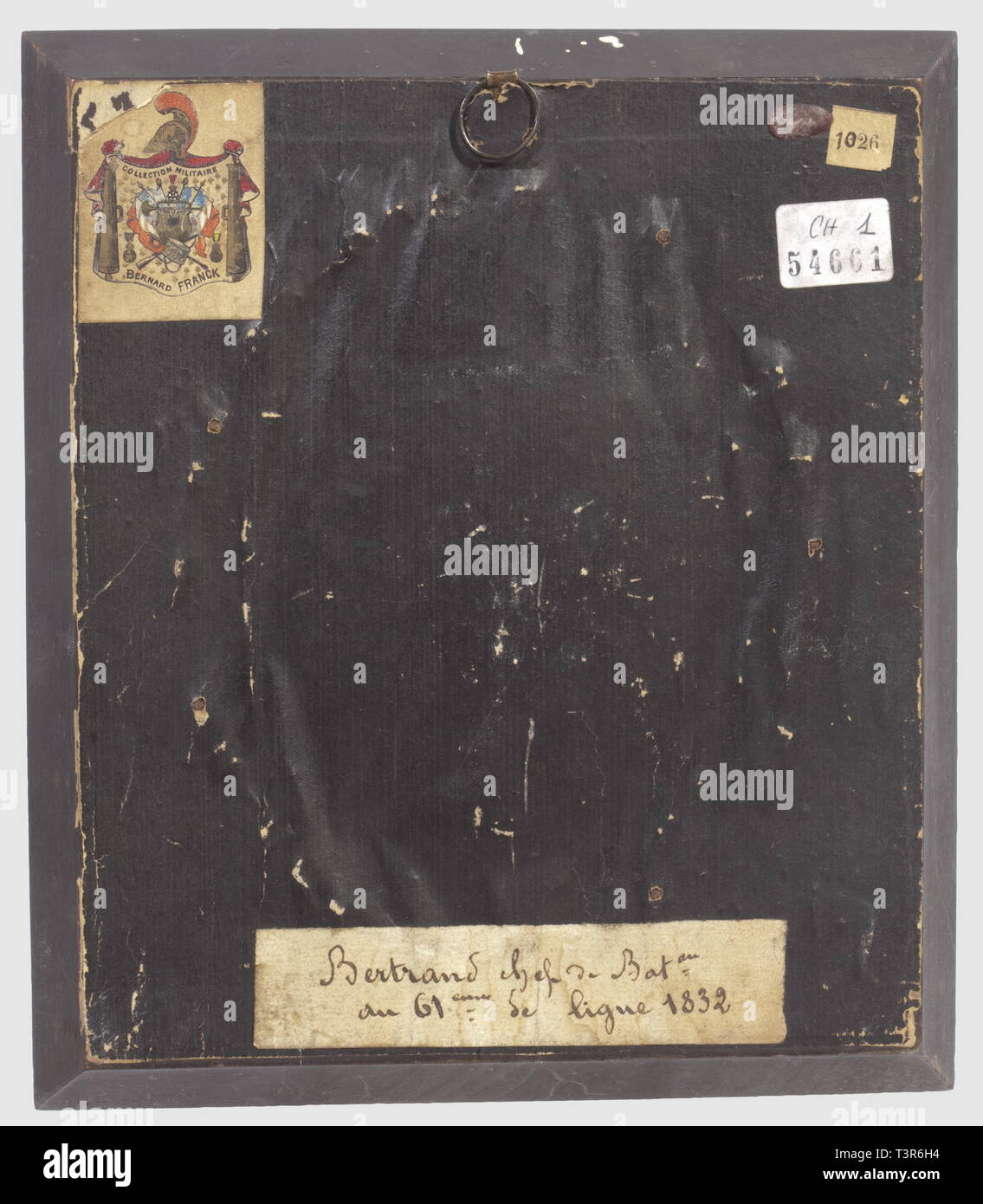 PREMIERE ET SECONDE RESTAURATION 1815-1848, grande miniatura ovale sur avorio représentant le chef de battaglione Bertrand du 61ème régiment d'Infanterie de ligne, en 1832. L'officier porte onu abitudine de drap bleu foncé, boutonnant droit sur la poitrine, passepoilé d'écarlate, collare et parements écarlates, pattes" de drap bleu passepoilées d'écarlate, épaulette et contre-épaulette et boutons dorés plats, l'officier est décoré de l'Ordre de la Legion d'onore. Hauteur 12,5 cm, largeur 10,5 cm. Cadre en bois noirci et entourage interne en laiton doré Additional-Rights-Clearance-Info-Not-Available Foto Stock