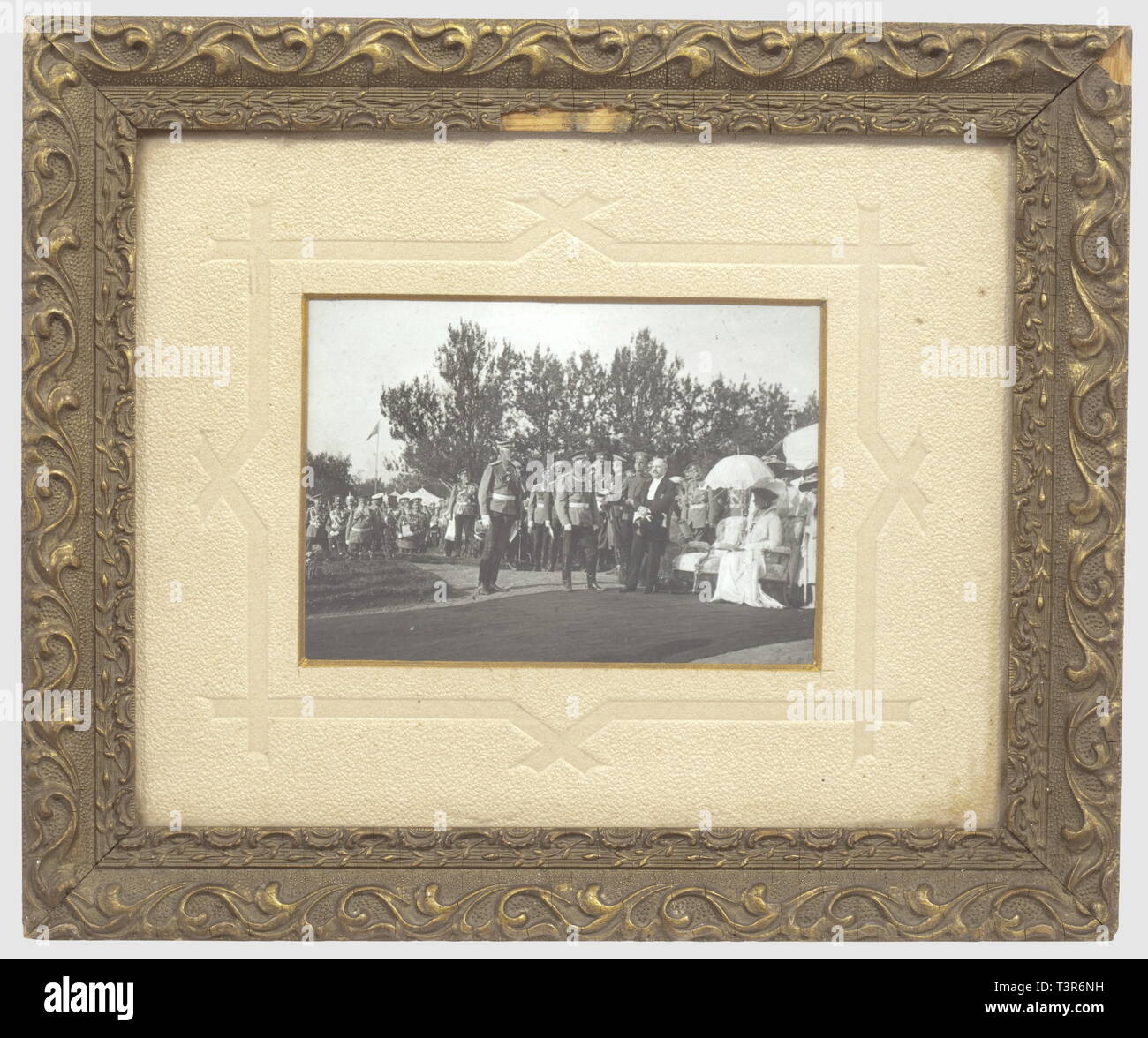 TROISIEME REPUBLIQUE 1870-1914, Photographie en noir et blanc représentant la visita du Président Poincaré à Krasnoe-Selo en 1912, Le Président est en présence du tsar Nicolas II et de l'Impératrice, en arrière-piano sont présents de nombreux officiers de l'Etat-Major du Tsar. Hauteur 9,5 cm, largeur 13 cm. Ensemble en bon état, présenté sous verre, passe-partout et cadre doré d'époque (petit manque à la partie supérieure), artista del diritto d'autore non deve essere cancellata Foto Stock