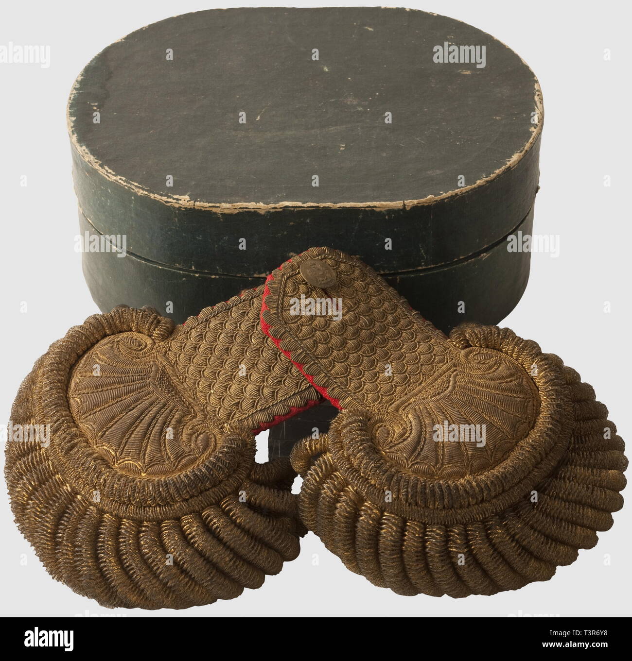 DIRECTOIRE-CONSULAT-EMPIRE 1795-1814, Paire d'épaulettes de Il colonnello de la Garde Royale Italienne, (dans leur boîte de transport), période du 1er impero. Paire d'épaulettes réalisées en fil d'or et cannetille, simulante Corps des écailles et partie circulaire figurant une sorte de coquille. Tournante et franges raddoppia à gros bouillons, doublure en drap vert foncé passepoilé d'écarlate. Système de fissazione agrafe par métallique. Une des épaulettes possède encore figlio bouton plat en cuivre doré d'Officier de la Garde Royale. Boîte de transport en auto, Additional-Rights-Clearance-Info-Not-Available Foto Stock