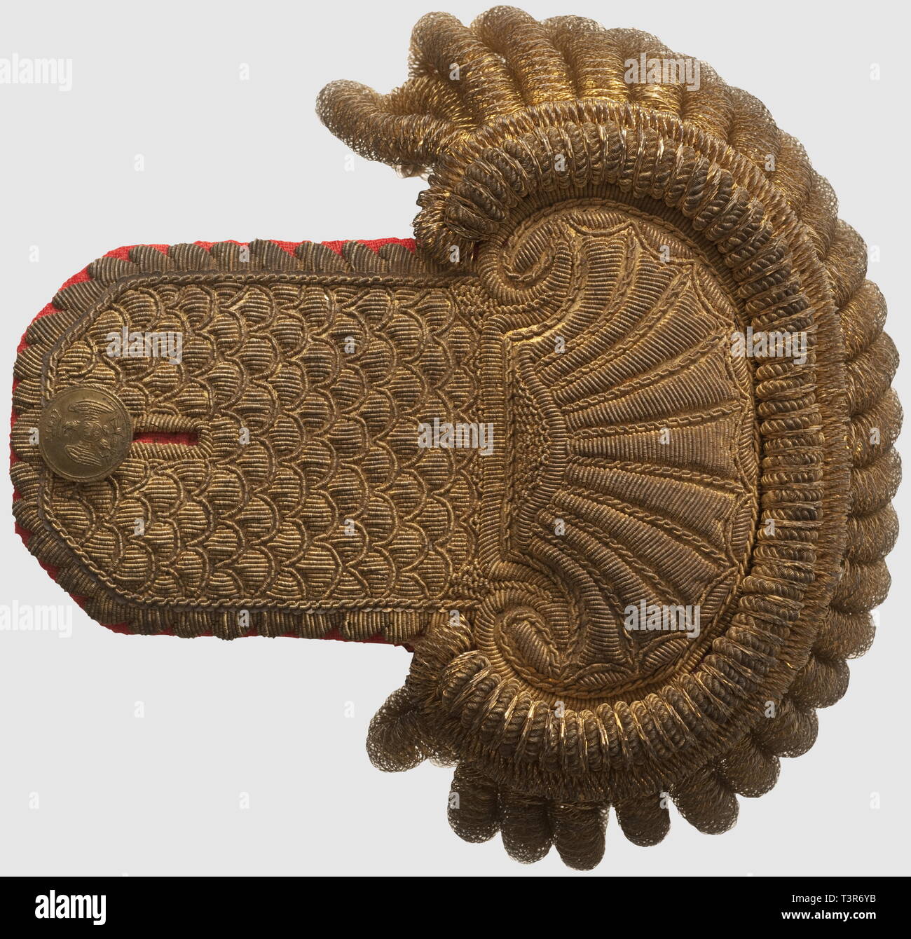 DIRECTOIRE-CONSULAT-EMPIRE 1795-1814, Paire d'épaulettes de Il colonnello de la Garde Royale Italienne, (dans leur boîte de transport), période du 1er impero. Paire d'épaulettes réalisées en fil d'or et cannetille, simulante Corps des écailles et partie circulaire figurant une sorte de coquille. Tournante et franges raddoppia à gros bouillons, doublure en drap vert foncé passepoilé d'écarlate. Système de fissazione agrafe par métallique. Une des épaulettes possède encore figlio bouton plat en cuivre doré d'Officier de la Garde Royale. Boîte de transport en auto, Additional-Rights-Clearance-Info-Not-Available Foto Stock