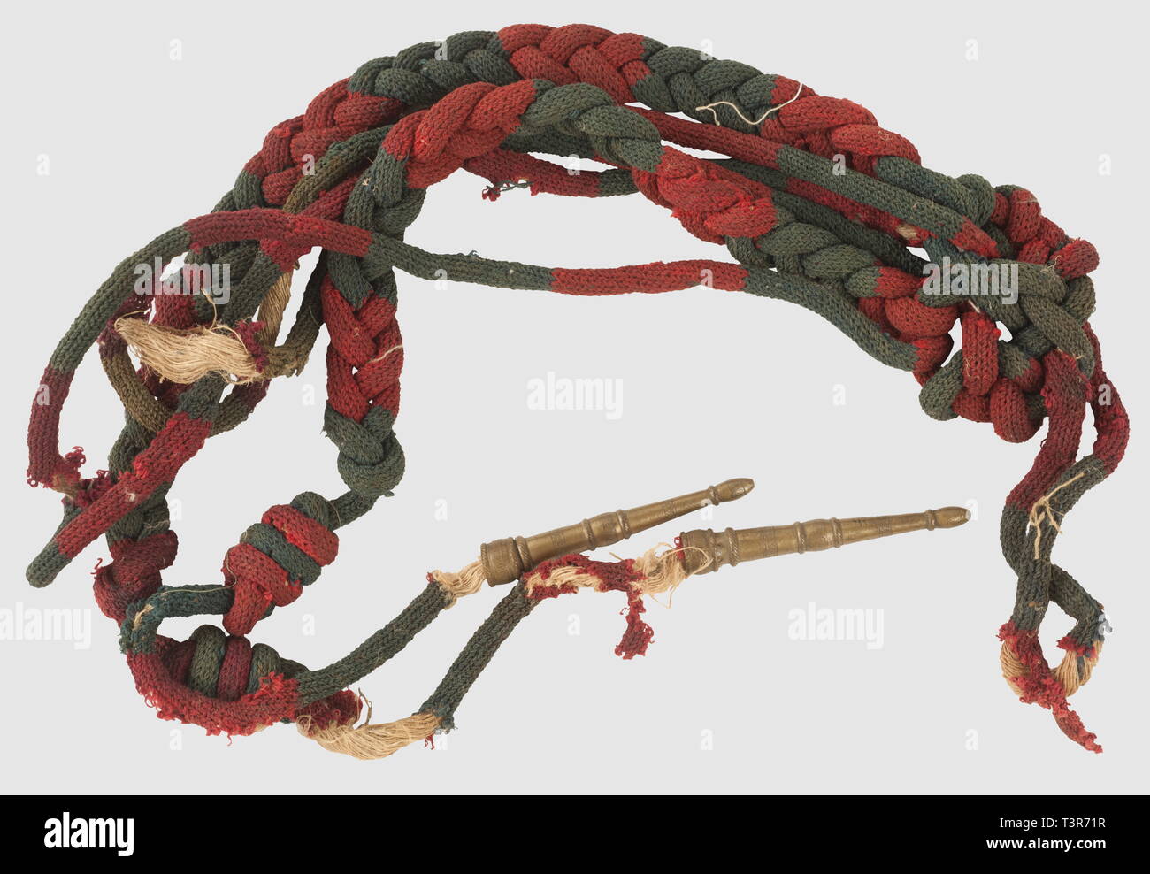 DIRECTOIRE-CONSULAT-EMPIRE 1795-1814, Aiguillette de sous-officier du battaglione de chasseurs, du Régiment d'Infanterie de la Garde Royale italienne, période du 1er impero. Aiguillette concue en laine verte et écarlate tressée, tissée sur une Ame de coton blanc, furetti en étain ornés de petites frises. Mauvais état, tissage très endommagé. Tipo CE d'objet (en laine mêlée) équipait les sous-officiers de la Garde Royale italienne. Pièce d'équipement rari, Additional-Rights-Clearance-Info-Not-Available Foto Stock