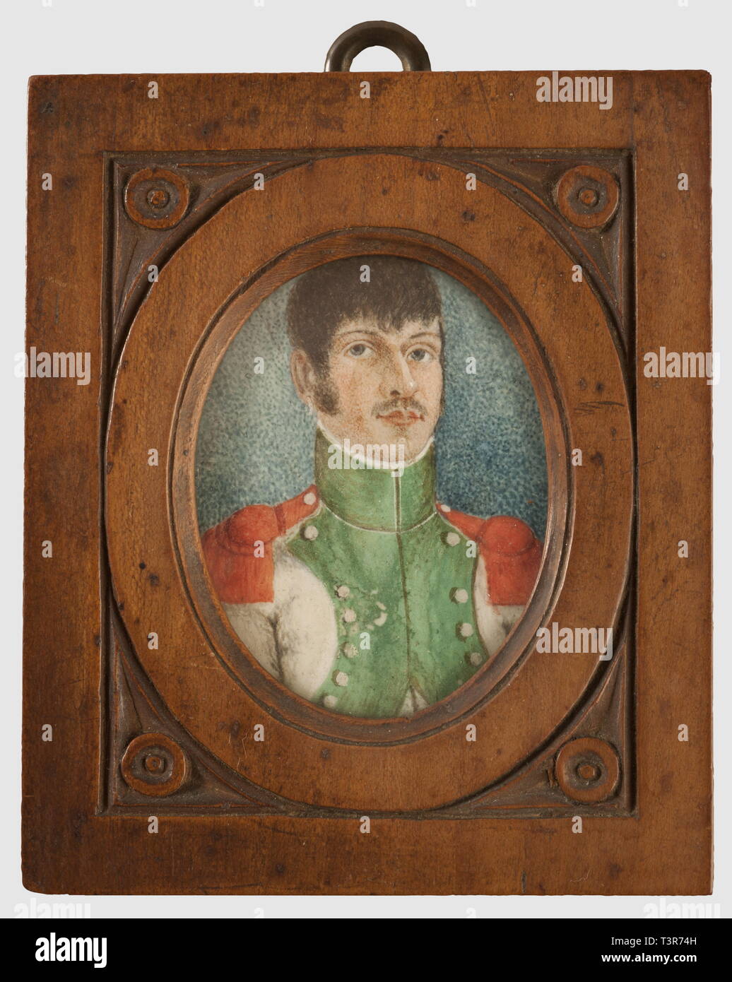 DIRECTOIRE-CONSULAT-EMPIRE 1795-1814, Représentation d'onu vélite des granatieri de la Garde Royale Italienne, période du 1er impero. Miniatura sur avorio ovale, de fratturato ingenuo, le soldat porte figlio uniforme à fond de drap blanc, collare et revers vert clair, épaulettes écarlates. L'ensemble est monté dans un cadre rectangulaire d'époque, réalisé en bois, grandi moulure au pourtour et motif circulaire aux quatre monete. Bon état général. Corrispondono à l'uniforme présenté dans cette vente, Additional-Rights-Clearance-Info-Not-Available Foto Stock