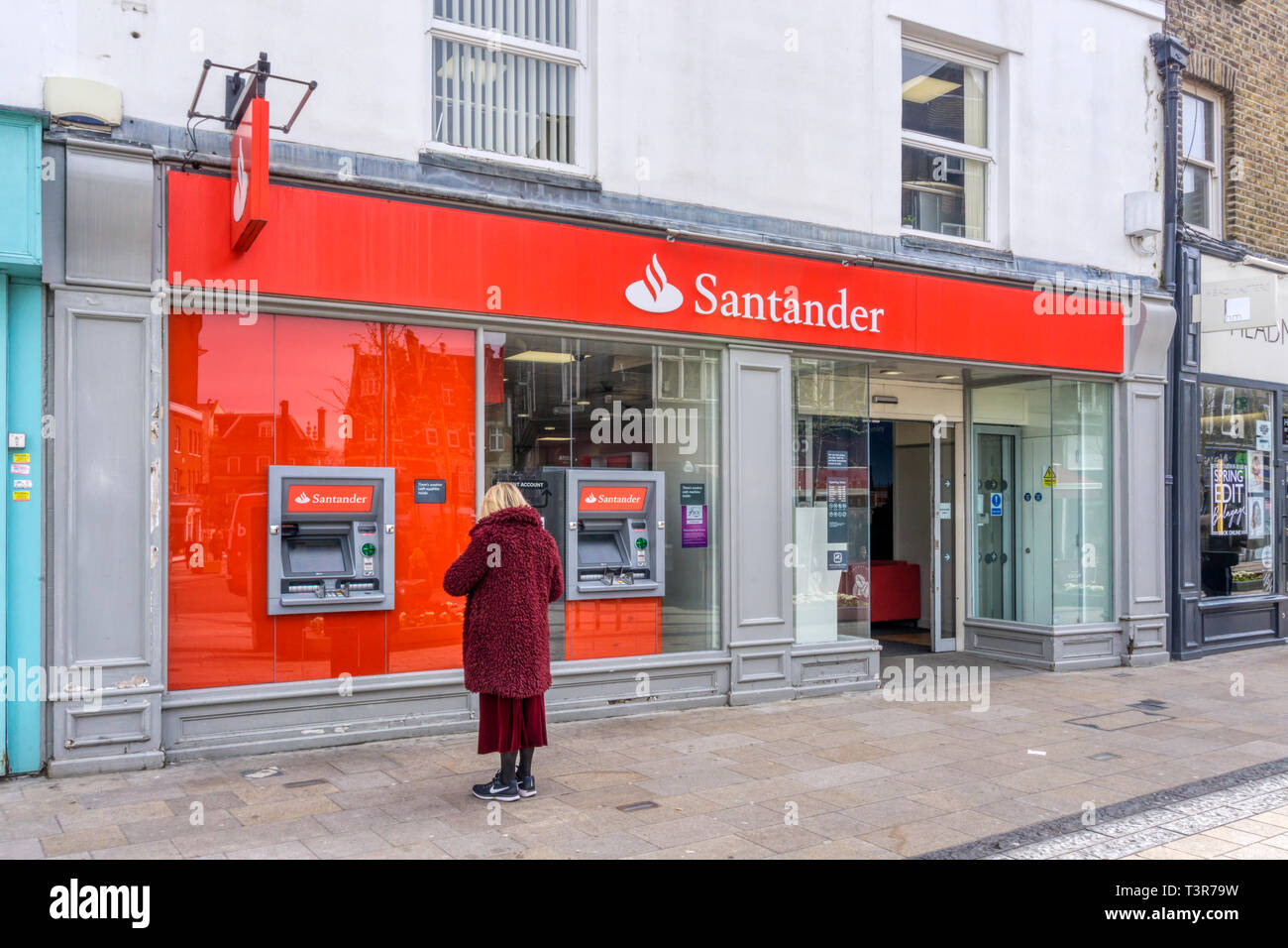 Il cliente utilizza un bancomat al di fuori di una filiale di Santander a Bromley Piazza del Mercato, a sud di Londra. Foto Stock