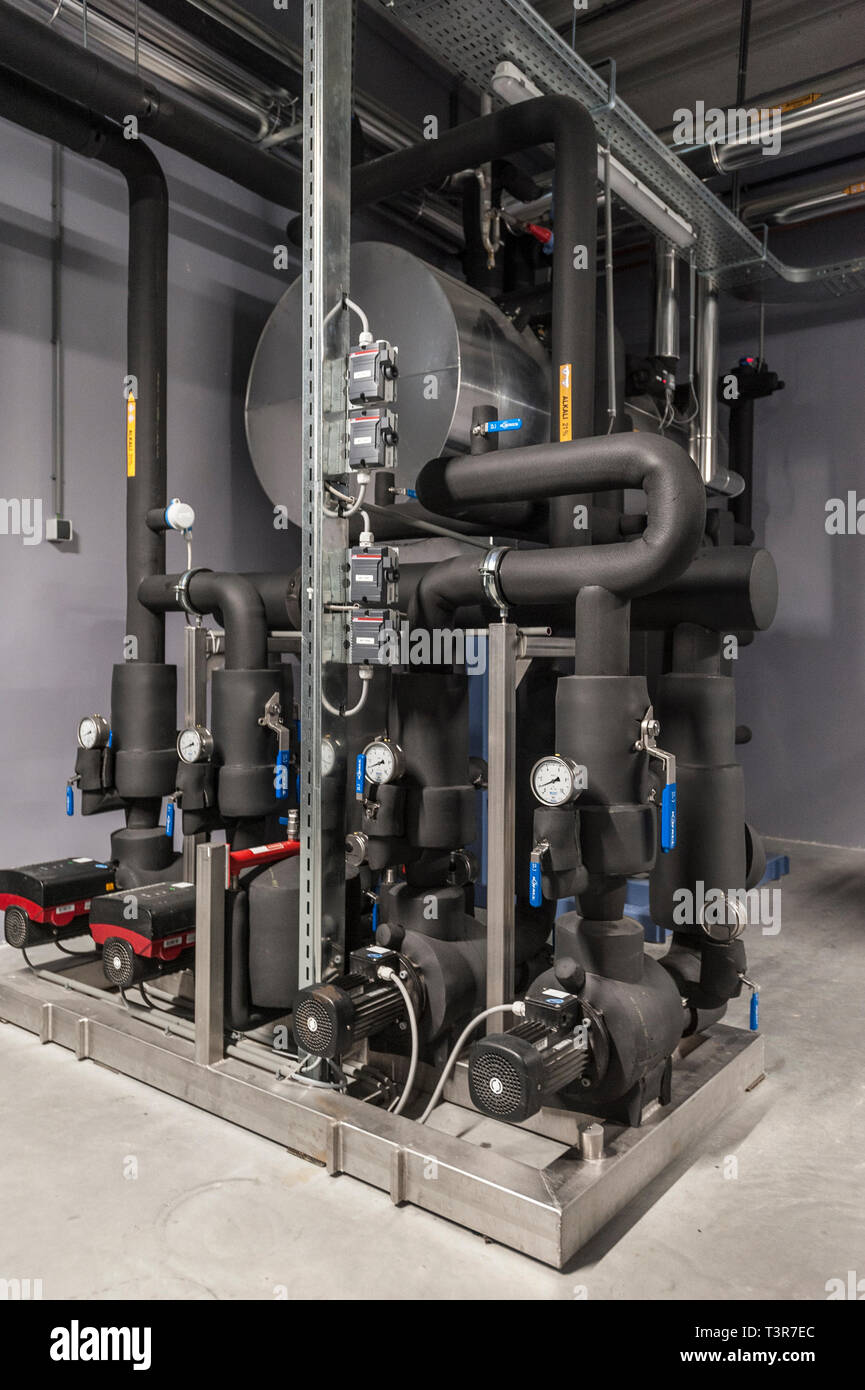 Installatie techniek in de productie hallen van Van Der Mey vlees verwerkings bedrijf in Sassenheim. Koelinstallatie vriescellen. Foto Stock