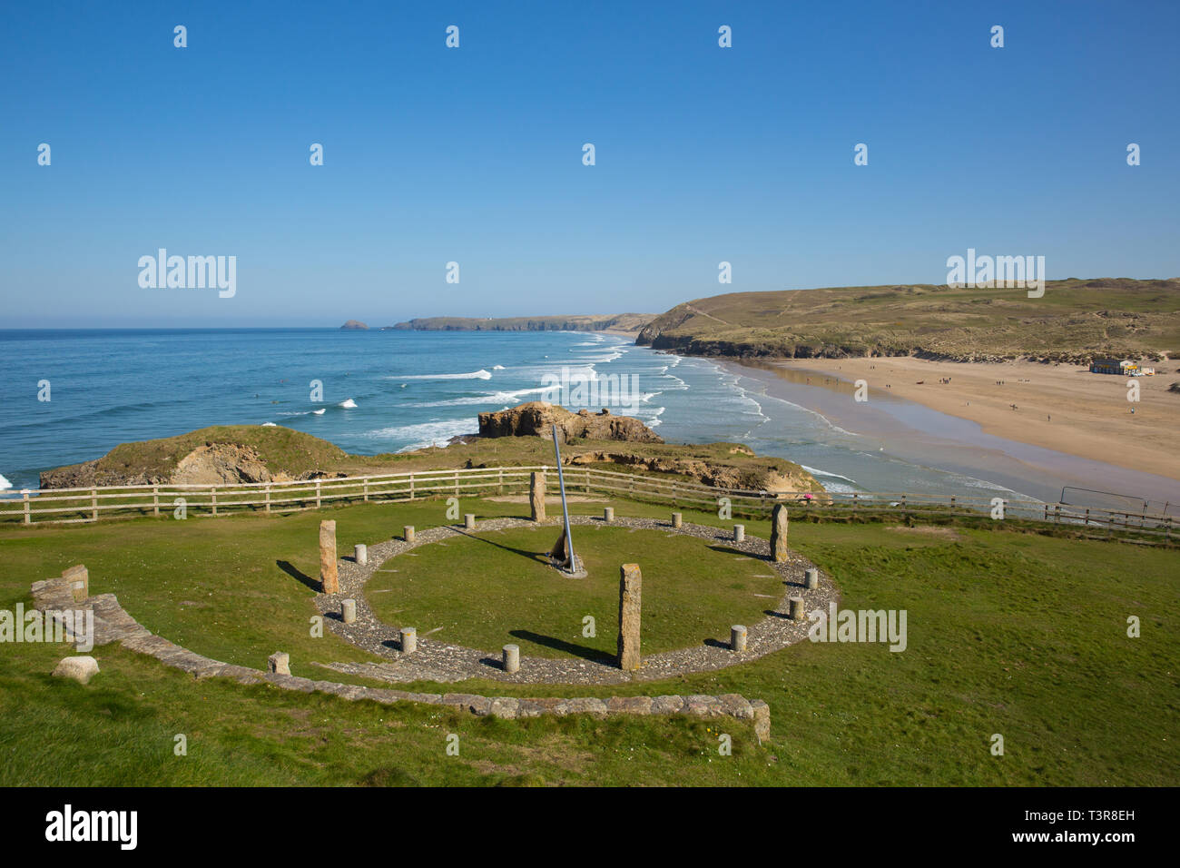 Perranporth spiaggia a nord della Cornovaglia con meridiana di una delle migliori spiagge della Cornovaglia per il surf Foto Stock