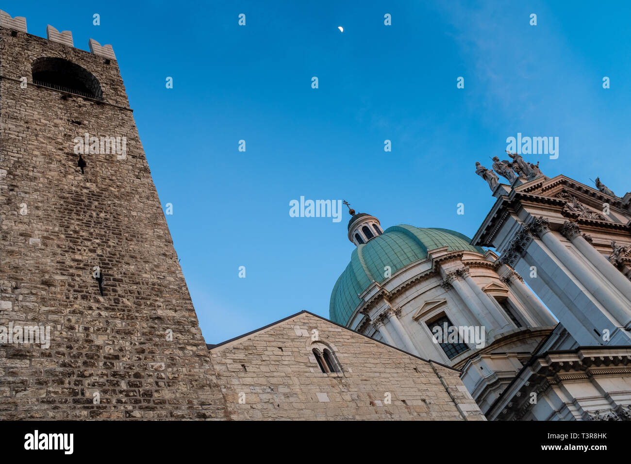 Immagine ravvicinata di Palazzo Broletto e la Cattedrale il cielo blu e la luna in background, Brescia, Lombardia, Italia Foto Stock