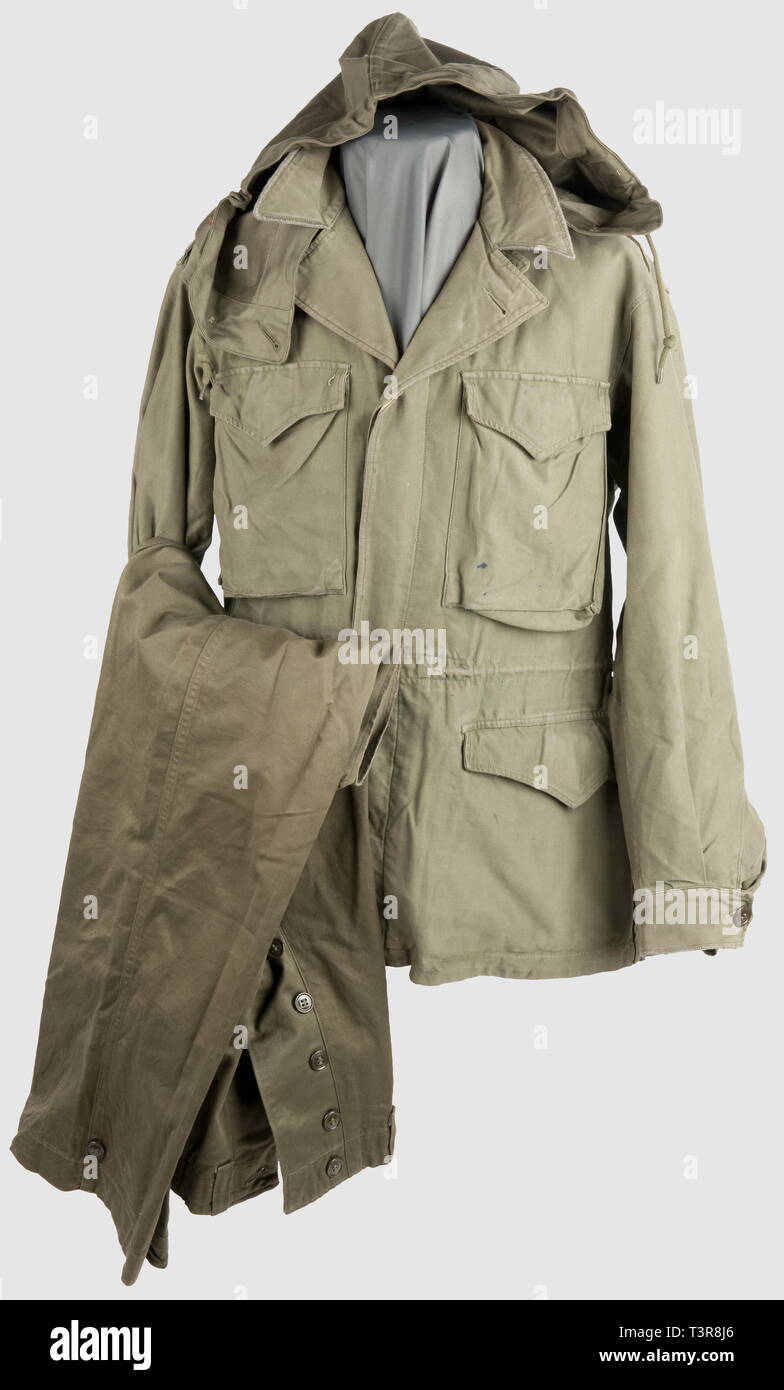 ARMEES ALLIEES 1939-1945, Tenue M-1943, comprenant la veste 4 poches en coton satiné, Traces des étiquettes, manchettes, col et une poche ha ridiscusso en fil gris (usure, fermagli, boutons recousus), tracce d'onu patch carré sur le haut de la Manche gauche, cagoule neuve datée 1944 avec étiquette d'istruzioni, pantalon en coton satiné également neuf comportant l'étiquette interna mode d'emploi " Pantaloni, il campo, cotone, verde militare', autre étiquette effacée, indicazioni du tour de taille et de la longueur de l'entrejambes ("vita 34, Inseam 34'). Très, Additional-Rights-Clearance-Info-Not-Available Foto Stock