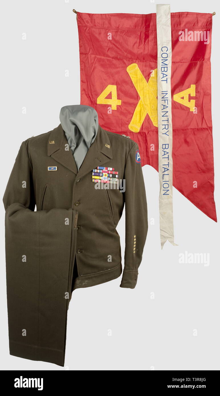 ARMEES ALLIEES 1939-1945, Ensemble d'ONU Maggiore Generale noi, remonté. Blouson ETO pour officiers en drap de teinte brun foncé, pattes" d'épaules absentes (présence de boutons-pressions femelles) avec étoiles de maggiore generale, monogrammes noi d'Officier sur le col, deux poches coupées et patte de serrage à la ceinture, patch terza armata sur le haut de la Manche gauche, servizio oltremare bar à sei barrettes (6 x 6 mois de présence outre-mer) au bas, et patch ò esercito Corps (affettazione précédente) sur le haut de la Manche droite, étiquette interna 'Dimensione 38 R, il rego Clothiers Lt, Editorial-Use-solo Foto Stock