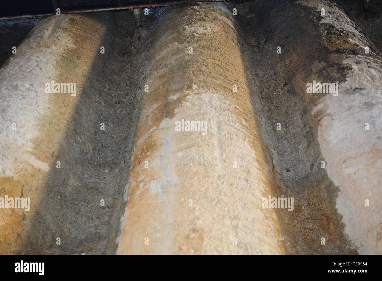 Vecchi pali scavato durante la ricostruzione di Amursky Boulevard a Khabarovsk. Foto Stock