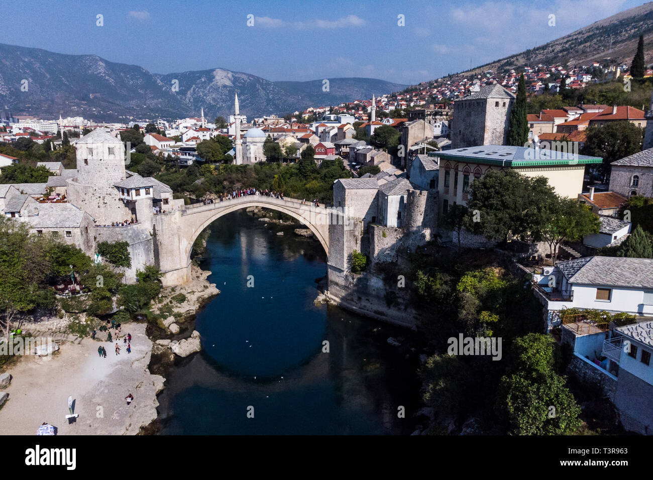 Il vecchio ponte di Mostar sopra il fiume Neretva inMostar, in Bosnia ed Erzegovina. Foto Stock