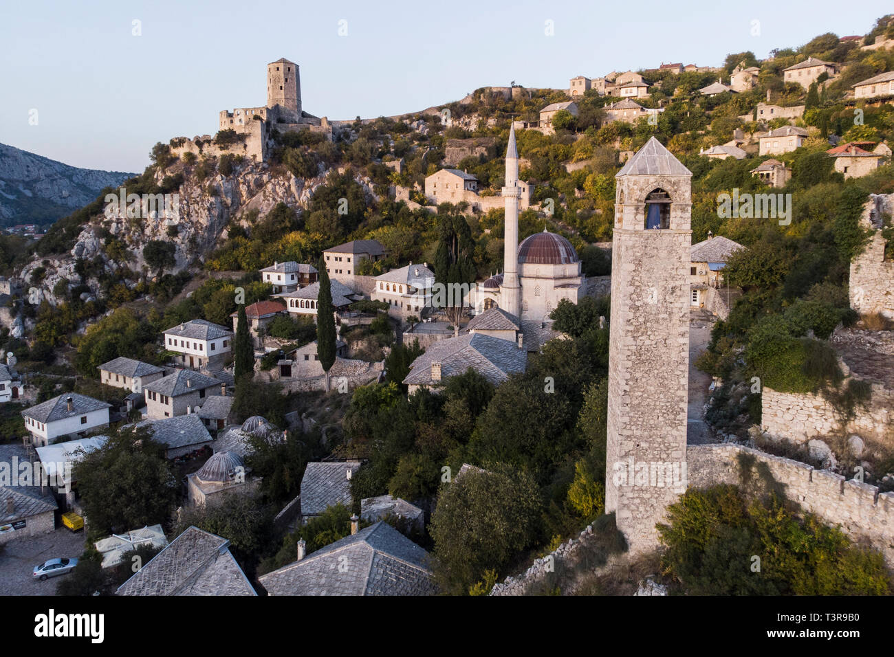 Luogo medievale Pocitelj, fortezza dal periodo ottomano è visto dal di sopra. Foto Stock