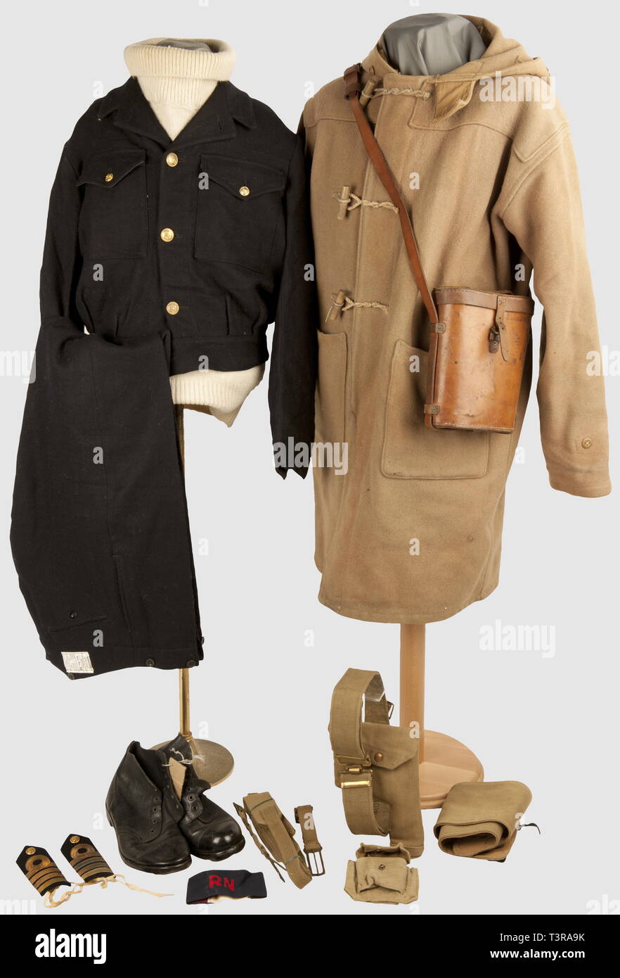 ARMEES ALLIEES 1939-1945, Officier Royal Navy, 1944, Duffle coat non marqué (petits manques, lanières de fermeture restaurées), blouson et pantalon BD en drap bleu marine datés 1944, étiquette 'ufficiali blu abito da lavoro, camicetta, dimensioni n. 10 (H?aighs Huddersfield Ltd)', étiquette du pantalon (recousue?) 'Admiralty, blue serge, abito da lavoro pantaloni Officer, dimensioni n. 10, H. lotteria & Co. Ltd". Pull-over blanc à col roulé non marqué ni daté, 'fausse paire' de brodequins après-guerre marqué dans l'ONU "W. Arnold 1953, 7 L II', paire de guêtrons 'M, Additional-Rights-Clearance-Info-Not-Available Foto Stock