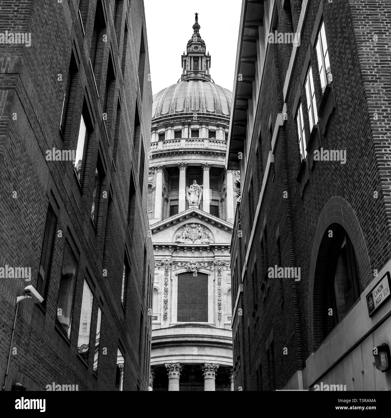 Cattedrale di St Paul in bianco e nero la vista dalla strada Foto Stock