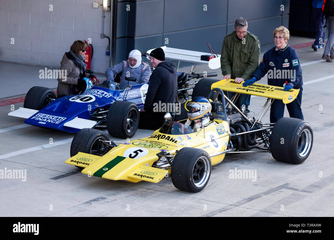 Roger Bevan seduto nel suo giallo,1971 Lotus 69, precedentemente guidato da Emmerson Fittipaldi, durante il 2019 Silverstone Classic Media/Test Day Foto Stock