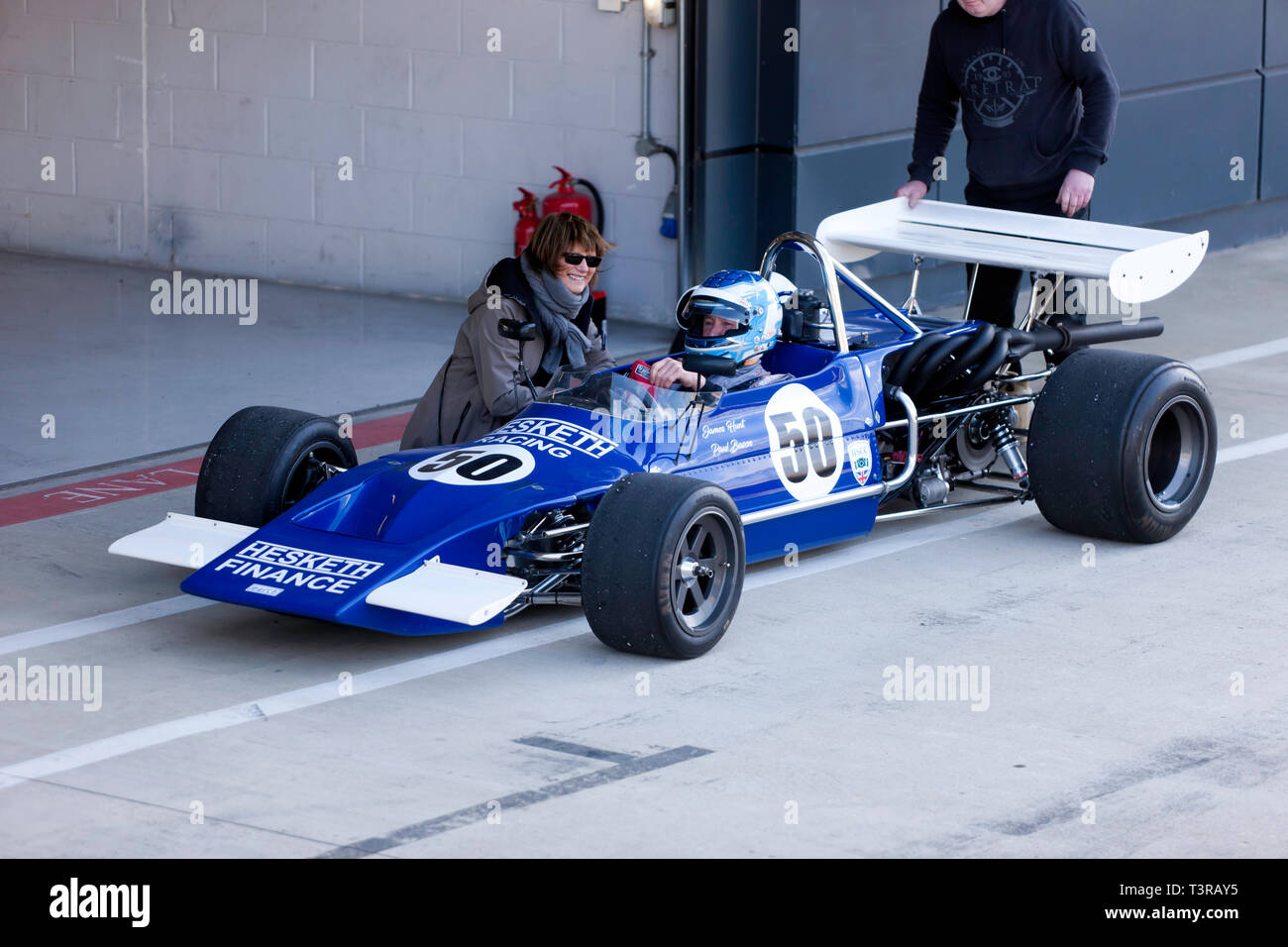 Paolo catino seduto nell'abitacolo della sua 1971, marzo 712, precedentemente azionato da James Hunt, durante il 2019 Silverstone Classic Media/giorno di prova Foto Stock