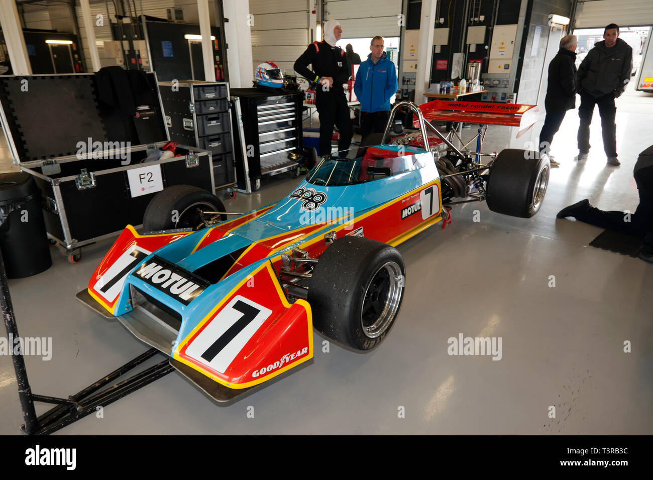 Un Motul M1 Cosworth F2 auto in precedenza pilotate da Henri Pescarolo, nella fossa internazionale Garage durante il 2019 Silverstone Classic Test Day Foto Stock