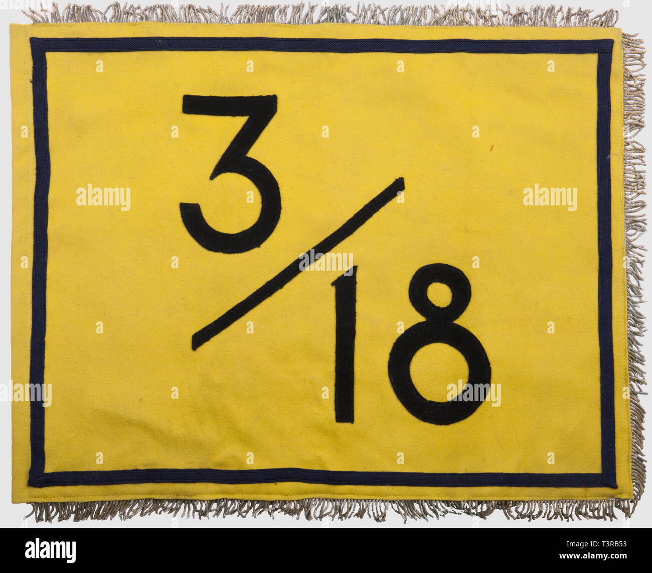 FANIONS ET DRAPEAUX, Fanion du 3ème battaglione du 18ème RI, Drap jaune avec chiffres découpés noir "3/18', de l'autre côté, Onu lion héraldique, galon cul de dé bleu formante un rettangolo delle Nazioni Unite près du bord, franges argentées sur le pourtour, passage de hampe. Légère usure. Dimensioni 41,5 x 54 cm. Il s' agirait d'une tess. locale realisée à Pau, en 1944, lors de la création du battaglione par le commandant Noutary, Additional-Rights-Clearance-Info-Not-Available Foto Stock