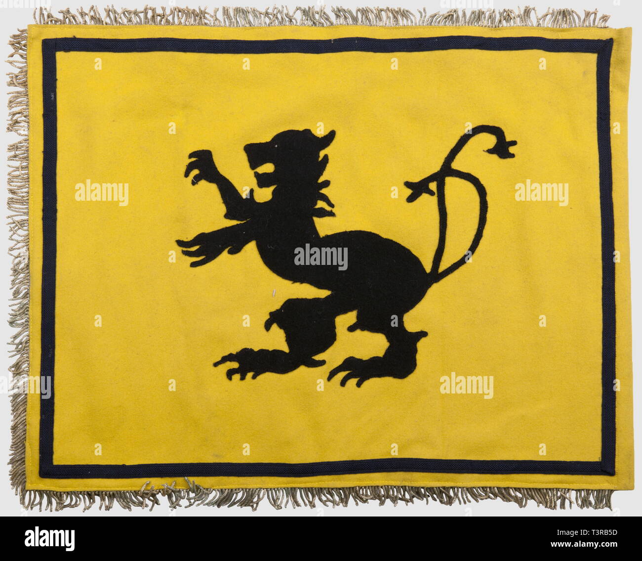 FANIONS ET DRAPEAUX, Fanion du 3ème battaglione du 18ème RI, Drap jaune avec chiffres découpés noir "3/18', de l'autre côté, Onu lion héraldique, galon cul de dé bleu formante un rettangolo delle Nazioni Unite près du bord, franges argentées sur le pourtour, passage de hampe. Légère usure. Dimensioni 41,5 x 54 cm. Il s' agirait d'une tess. locale realisée à Pau, en 1944, lors de la création du battaglione par le commandant Noutary, Additional-Rights-Clearance-Info-Not-Available Foto Stock