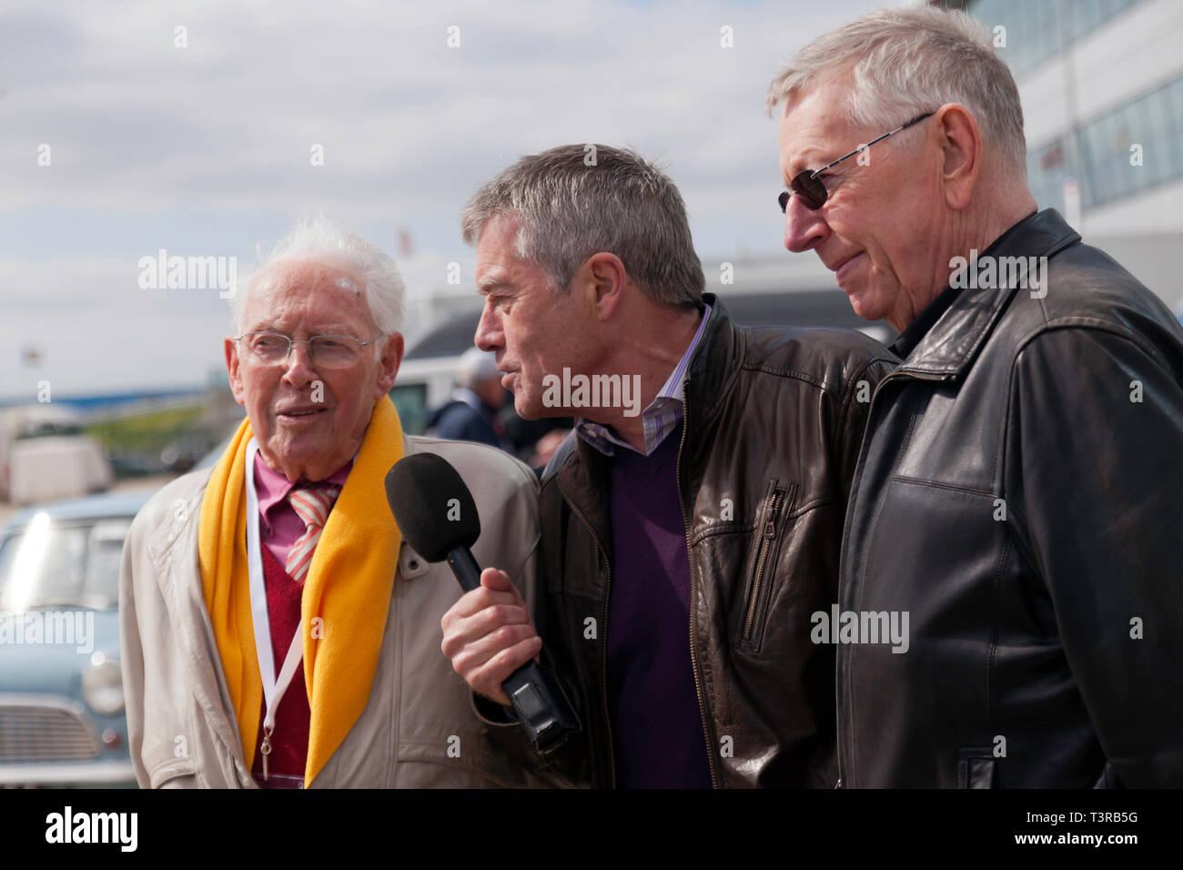 Tiff Needell intervistando mini racing legends John Rhodes e Steve Neal, nel paddock internazionale, durante la Silverstone Classic Media Day 2019 Foto Stock