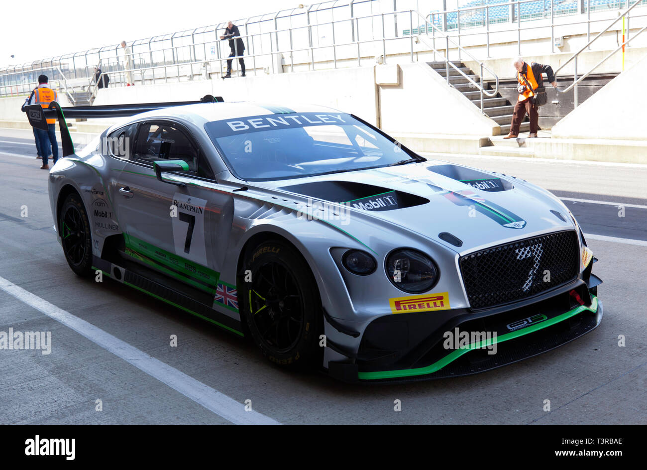 Un 2018 Bentley GT3 EXP-11 che rappresenta la più recente Bentley cars racing, come parte della Bentley Celebrazioni centenarie a Silverstone Classic 2019 Foto Stock