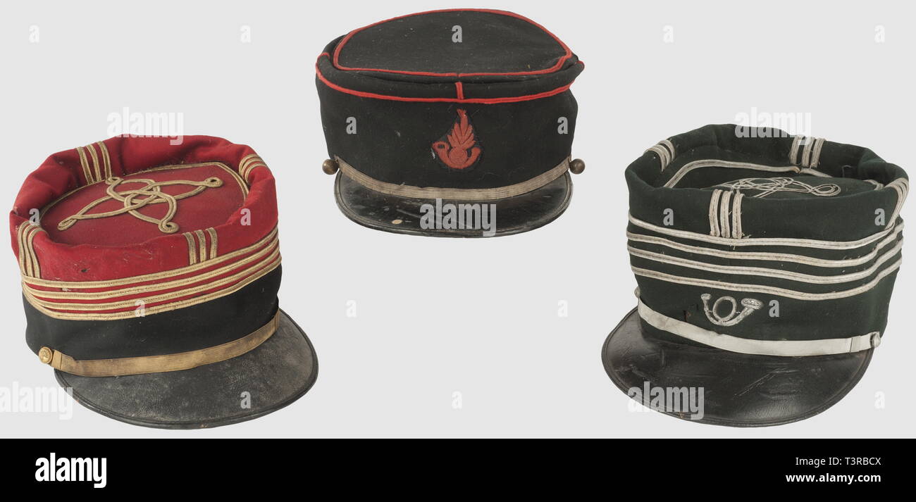 TROISIEME REPUBLIQUE 1870-1914, Lot de trois képis, Onu képi mou de commandant des eaux et Forêts de forme Saumur à haut turbante, 1880-1900, en drap vert foncé, cor de chasse brodé à l'avant, fausse jugulaire en galon métallique plat maintenue par deux boutons argentés au cor de chasse, quatre soutaches de grado argent sur le haut du bandeau et trois soutaches verticales sur les coutures, une soutache sur le bord du calot et deux soutaches plus ammende pour le noeud hongrois du calot. Intérieur en soie bleue et basane en Cuir noir usée. Képi onu polo , Additional-Rights-Clearance-Info-Not-Available Foto Stock