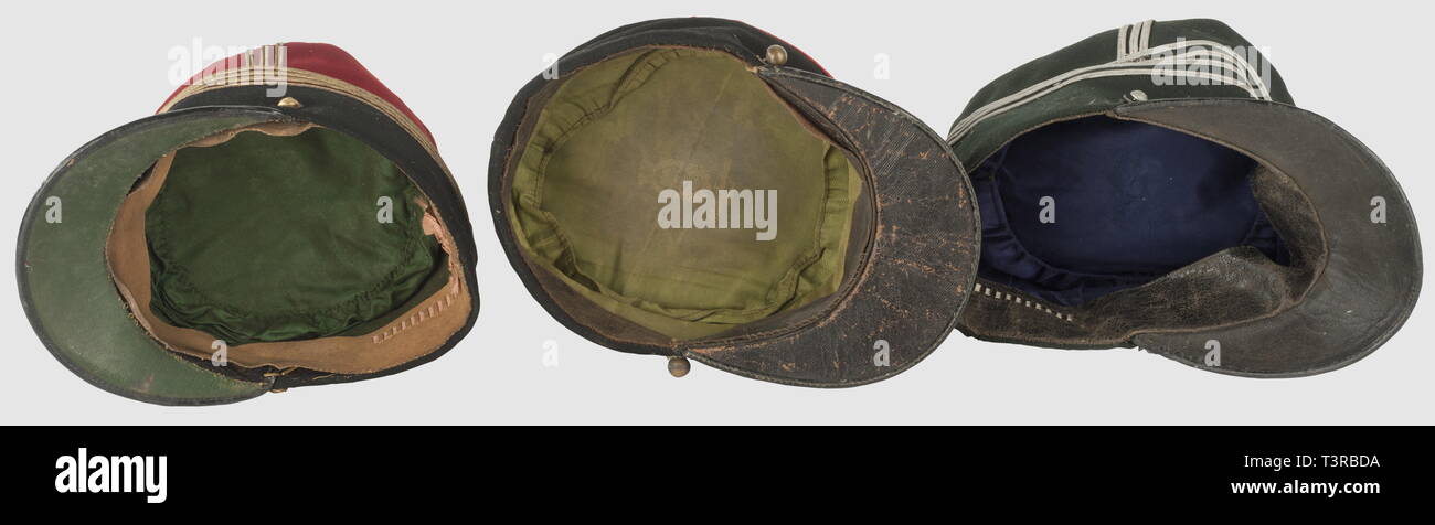 TROISIEME REPUBLIQUE 1870-1914, Lot de trois képis, Onu képi mou de commandant des eaux et Forêts de forme Saumur à haut turbante, 1880-1900, en drap vert foncé, cor de chasse brodé à l'avant, fausse jugulaire en galon métallique plat maintenue par deux boutons argentés au cor de chasse, quatre soutaches de grado argent sur le haut du bandeau et trois soutaches verticales sur les coutures, une soutache sur le bord du calot et deux soutaches plus ammende pour le noeud hongrois du calot. Intérieur en soie bleue et basane en Cuir noir usée. Képi onu polo , Additional-Rights-Clearance-Info-Not-Available Foto Stock