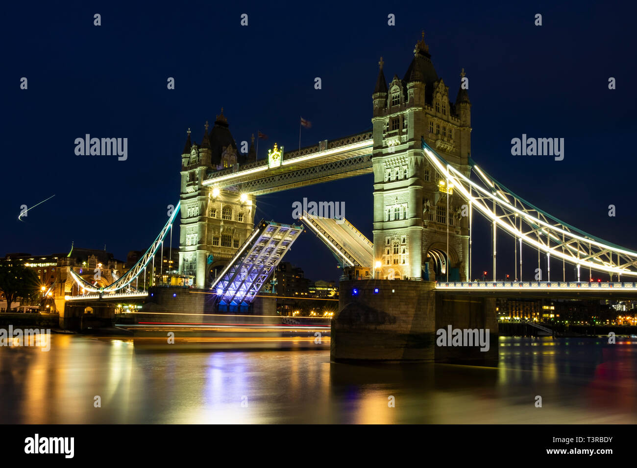 Aprire London Tower Bridge vista notturna Foto Stock