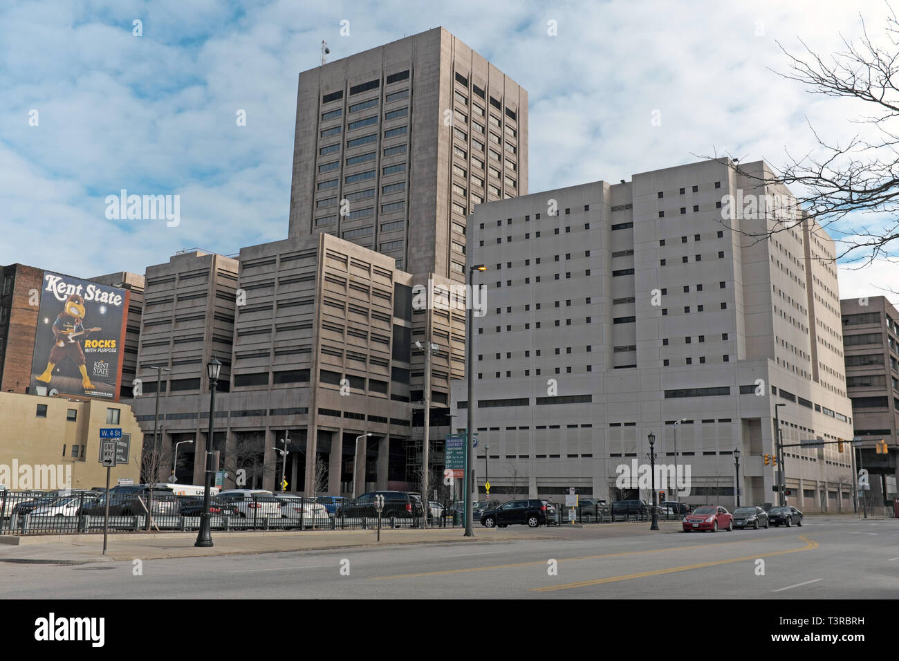 Il centro della giustizia complesso nel centro cittadino di Cleveland, Ohio, Stati Uniti d'America include 2 carceri, sede della polizia e county/municial tribunali Foto Stock