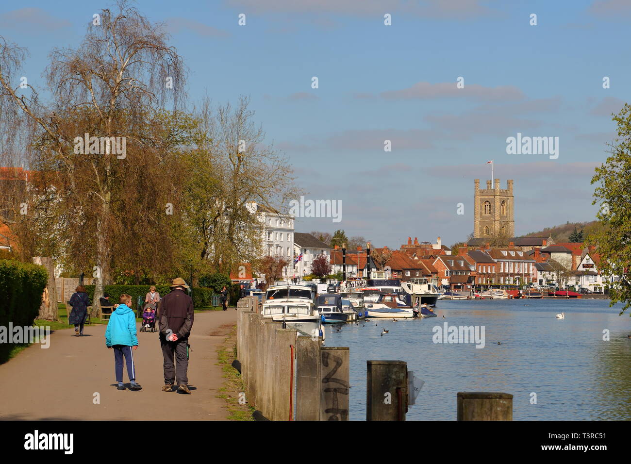 Walkers passeggiando lungo il fiume Tamigi alzaia a Henley-on-Thames, Regno Unito Foto Stock
