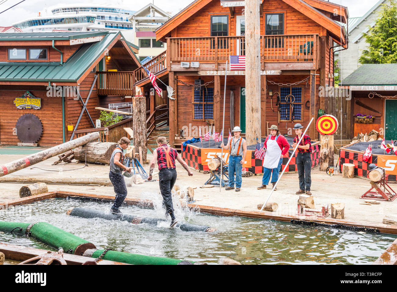 La laminazione di registro dimostrazione presso il grande Alaskan Lumberjack Show in Ketchikan in Alaska, STATI UNITI D'AMERICA Foto Stock