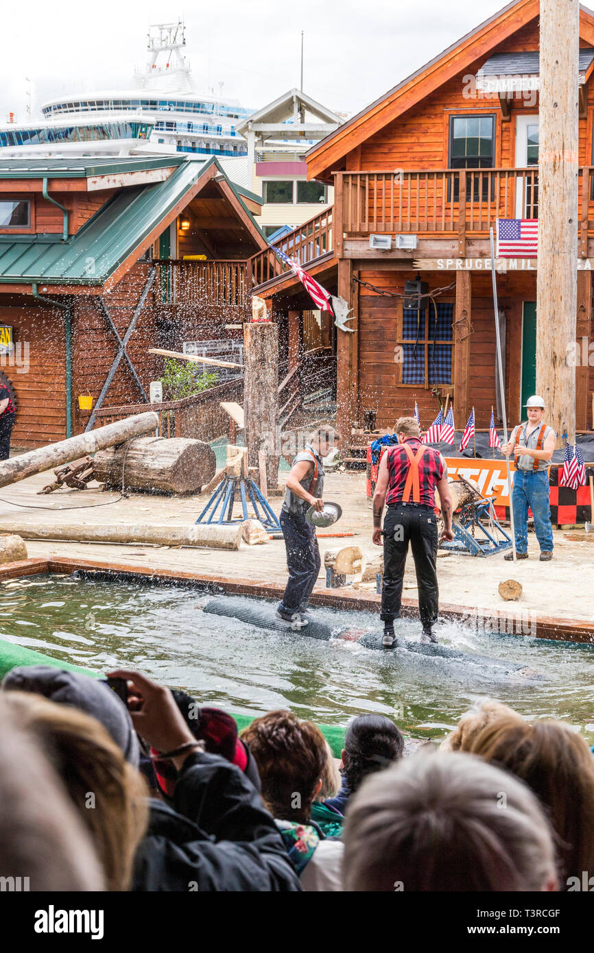 La laminazione di registro dimostrazione presso il grande Alaskan Lumberjack Show in Ketchikan in Alaska, STATI UNITI D'AMERICA Foto Stock