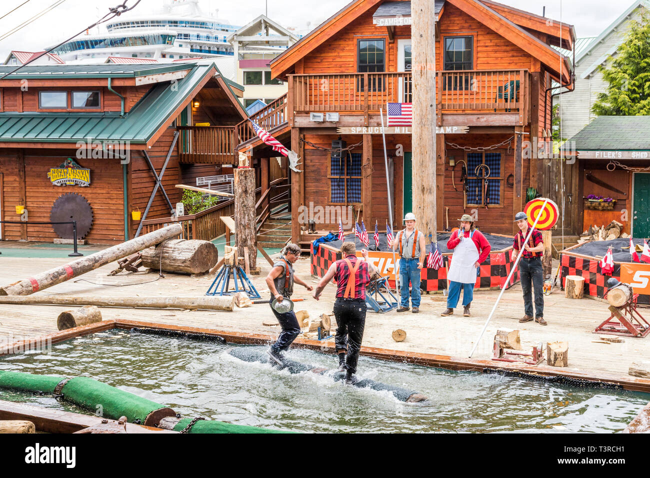 La laminazione di registro dimostrazione presso il grande Alaskan Lumberjack Show in Ketchikan in Alaska, STATI UNITI D'AMERICA Foto Stock