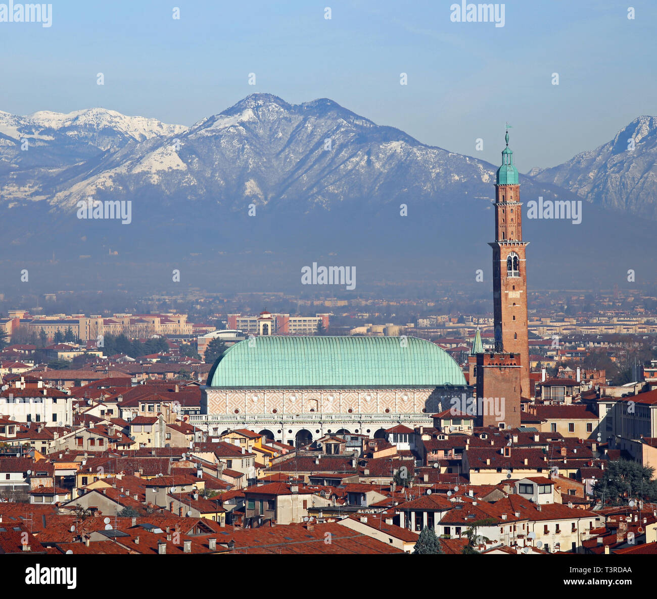 Case e il monumento storico chiamato Basilica Palladiana a Vicenza Città in Italia Foto Stock