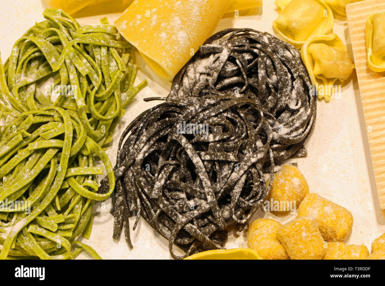 Italian pasta fresca con i tortellini e le lasagne in vendita nel negozio di alimentari in Italia Foto Stock