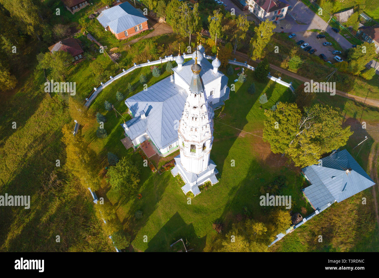 Vista aerea della trasfigurazione cattedrale in un assolato pomeriggio di settembre (ripresa da un quadrocopter). Sudislavl, Russia Foto Stock