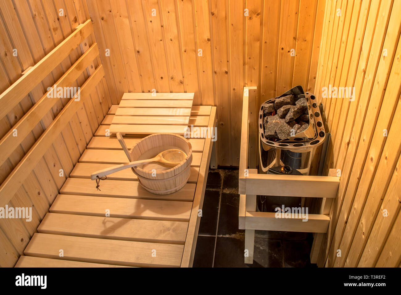 Sauna finlandese stile vista interna con il cucchiaio di legno e sedi Foto Stock