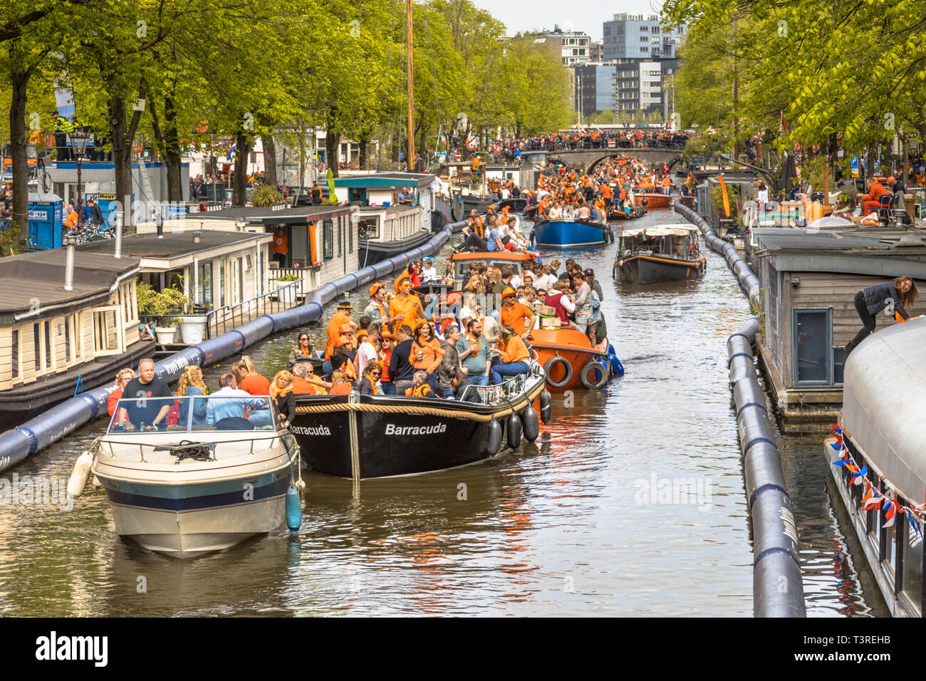 AMSTERDAM, Paesi Bassi - 27 Aprile 2018: Canal sfilata di barche sul Koningsdag re giorni di festeggiamenti. Compleanno del Re. Foto Stock