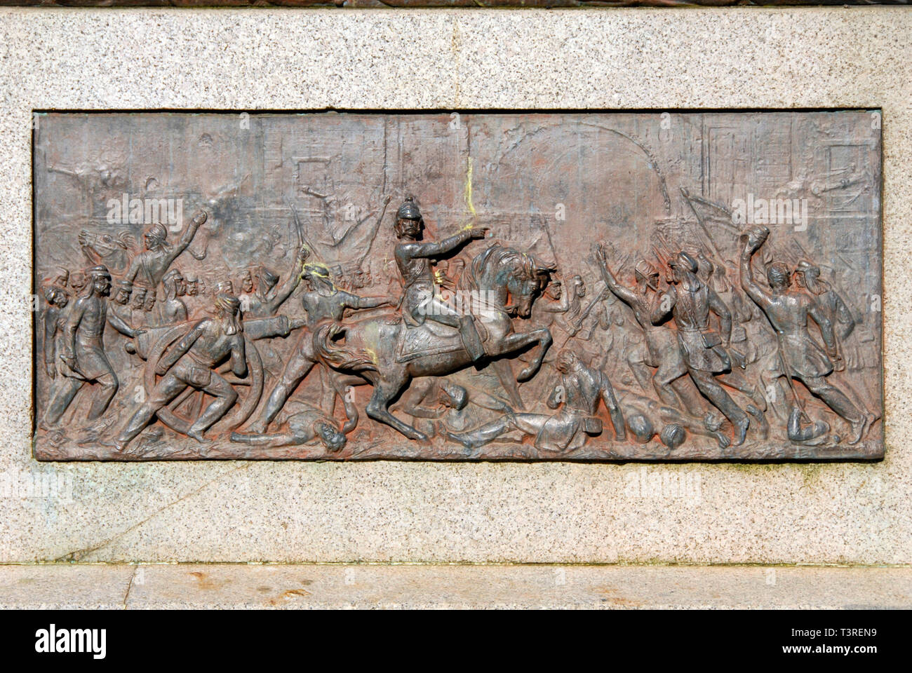 Sculture raffiguranti scene di guerra sulla base del memoriale di James George Smith Neil, Ayr, Scozia Foto Stock