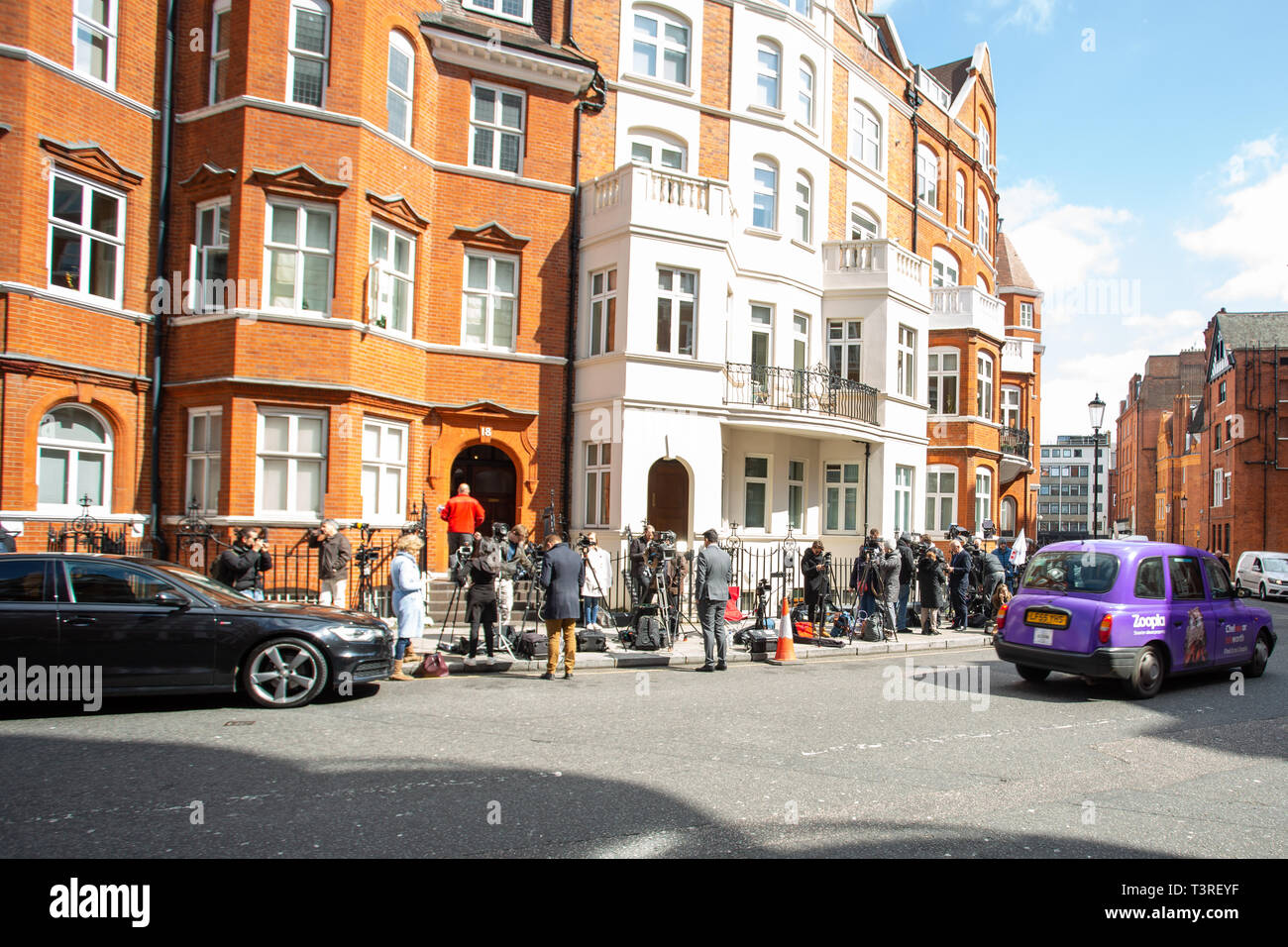 Londra/Inghilterra - Aprill 11th, 2019: la strada di fronte al Ecuador Ambasciata a Londra il media raccoglie in postumi di Julian Assange la rimozione. Foto Stock