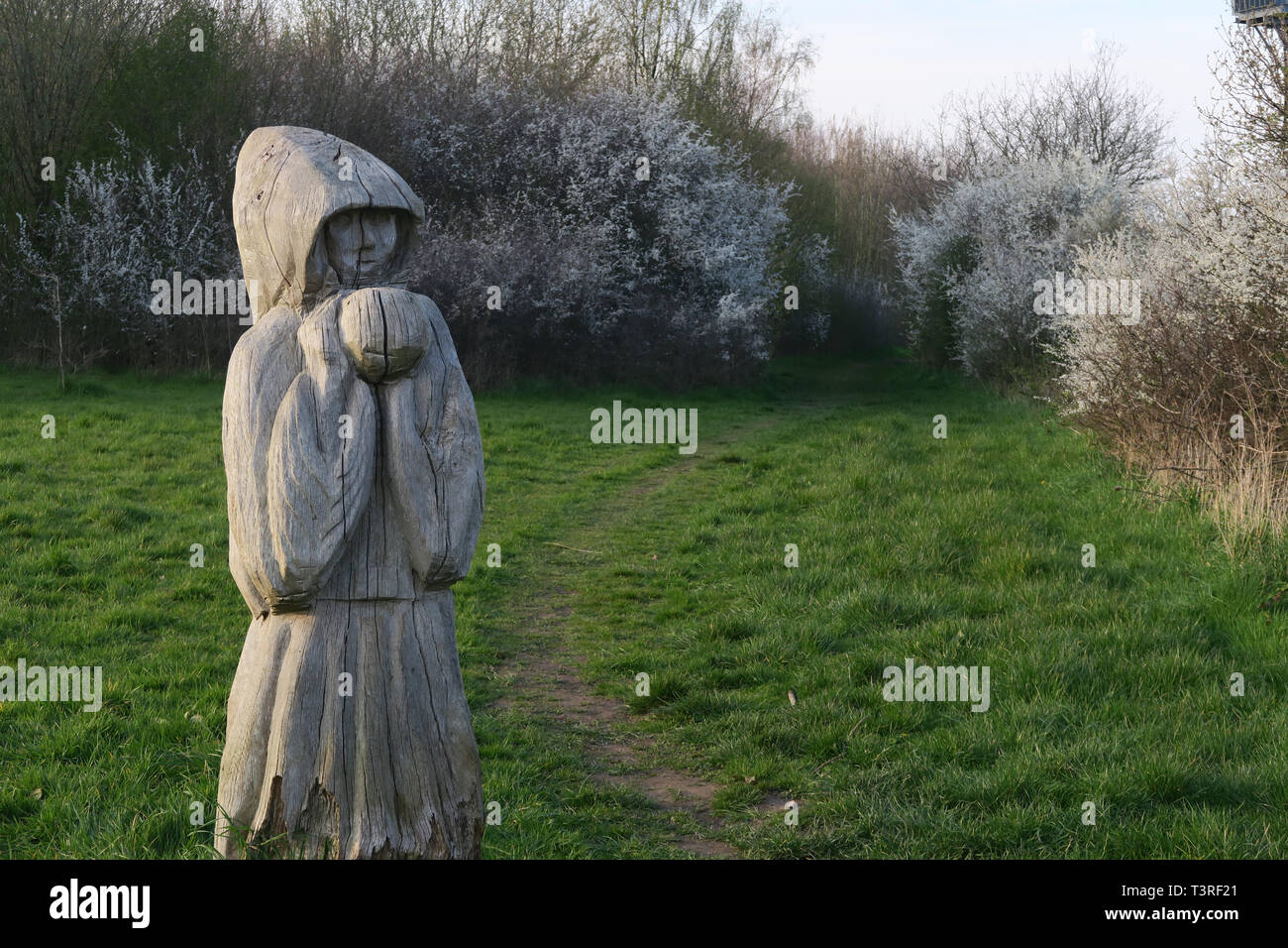 In legno intagliato figura, in legno Grappenhall, off ampia Lane, Grappenhall, Sud Warrington, Cheshire, Inghilterra, Regno Unito Foto Stock