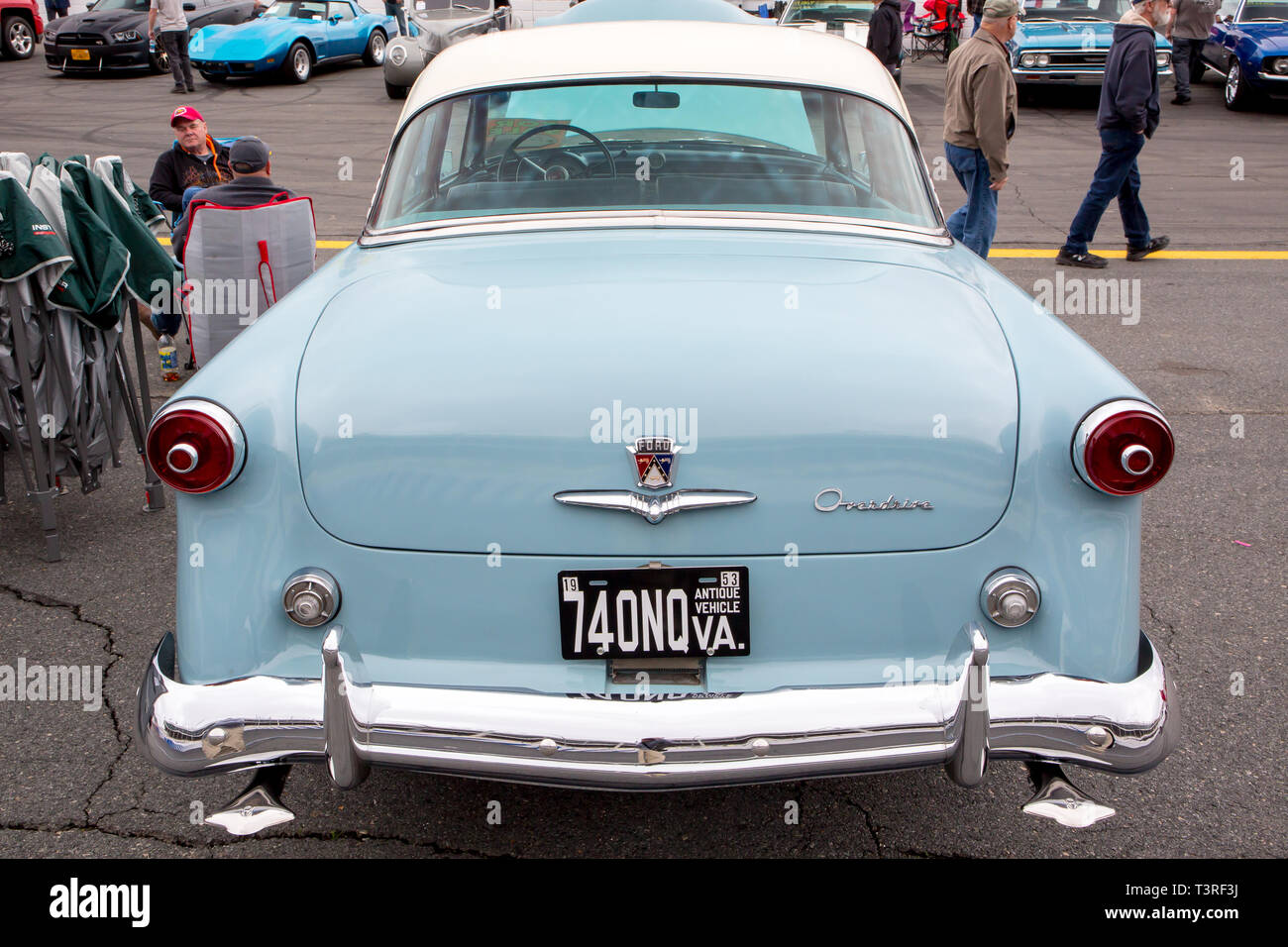 CONCORD, NC (USA) - Aprile 6, 2019: UN 1953 Ford sul display al Pennzoil AutoFair Classic Car Show a Charlotte Motor Speedway. Foto Stock
