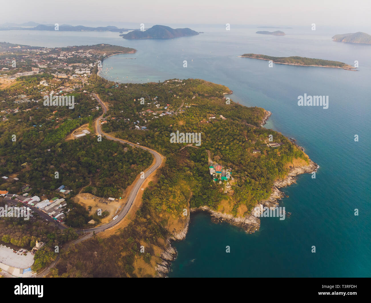 Phomthep o grotta Promthep icona di Phuket, Tailandia. Vista aerea da fuco telecamera della grotta Phromthep view point a Phuket. Foto Stock
